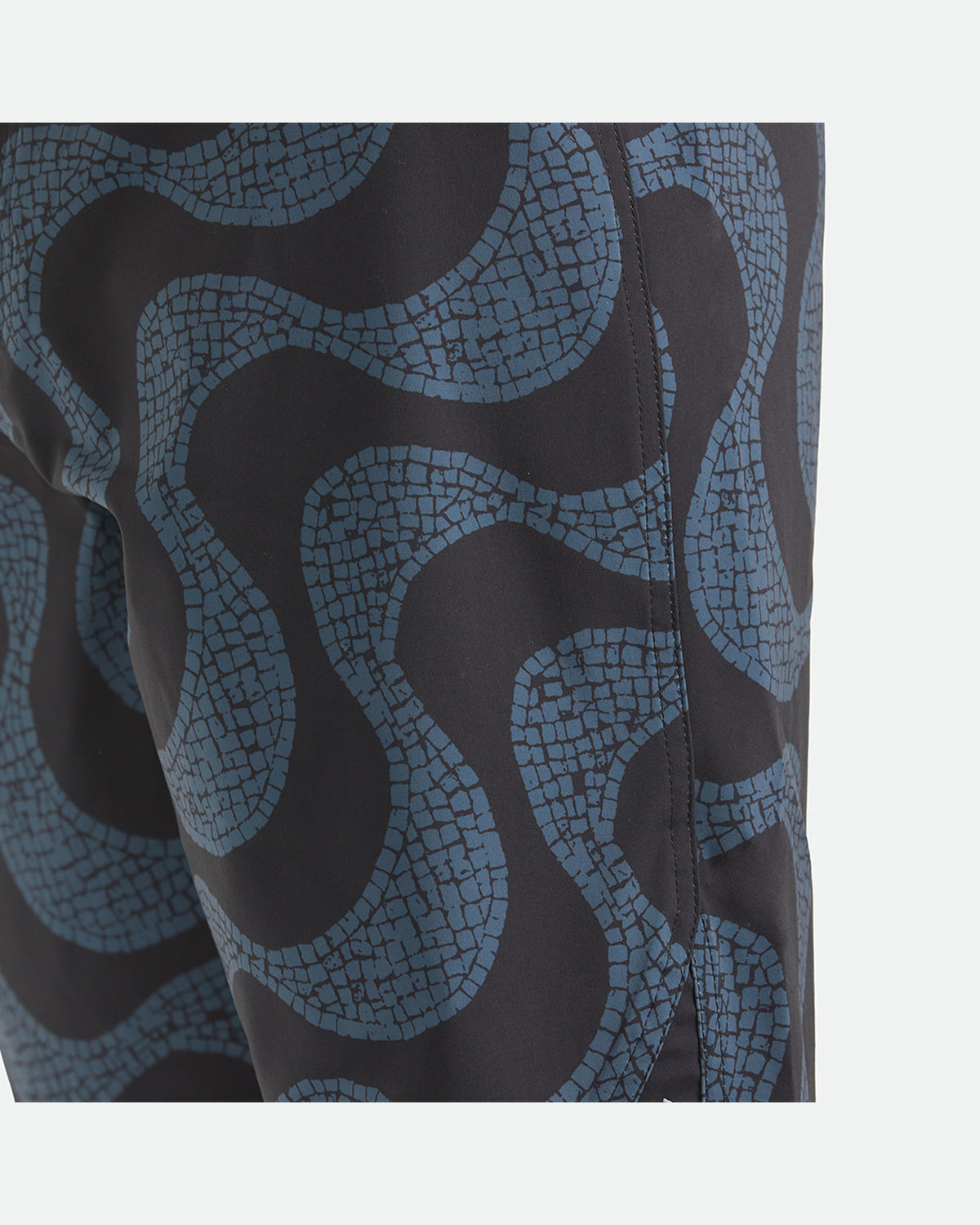 BLITZ BOARDSHORT 19" - BLACK/FUTURE GREY WARPED TILE