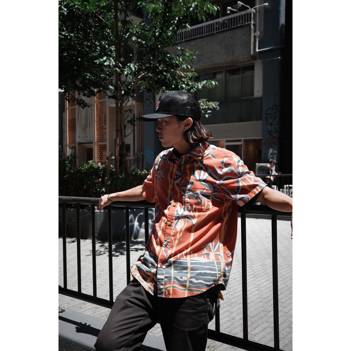 CHARTER PRINT S/S WVN-DARK RED SCENIC TRIP