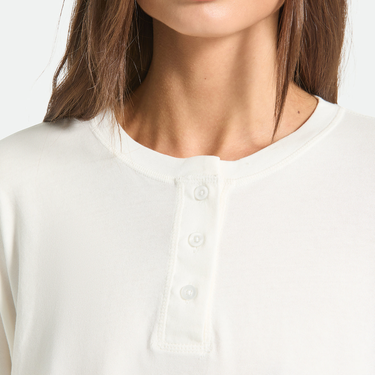 CAREFREE ORGANIC GD CROPPED HENLEY - OFF WHITE