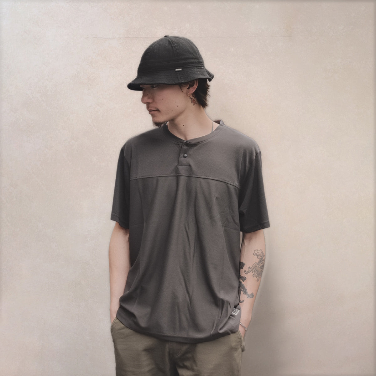 JOURNEY S/S HENLEY - BLACK